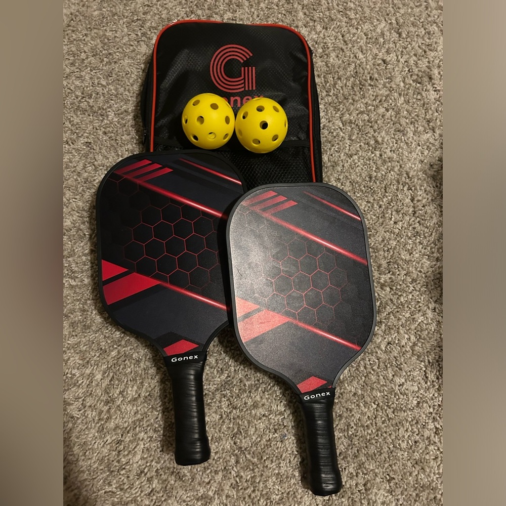Gonex pickleball paddle with case and balls